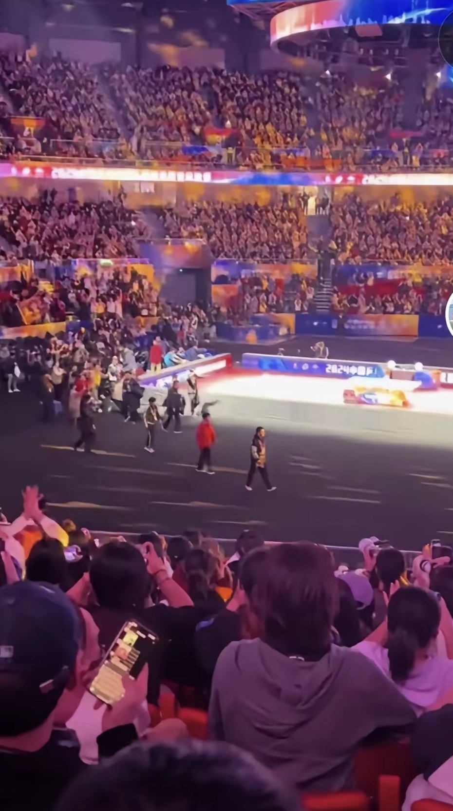 开云官网-球迷们为比赛结果紧张不安地等待着