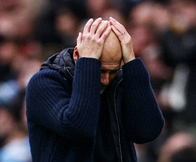 球迷们为比赛结果紧张不安地等待着 球迷们为比赛结果紧张不安地等待着