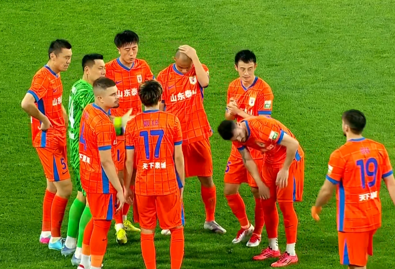 国内足球队在国际赛场中惨遭挫败,形势严峻 国内足球队在国际赛场中惨遭挫败,形势严峻