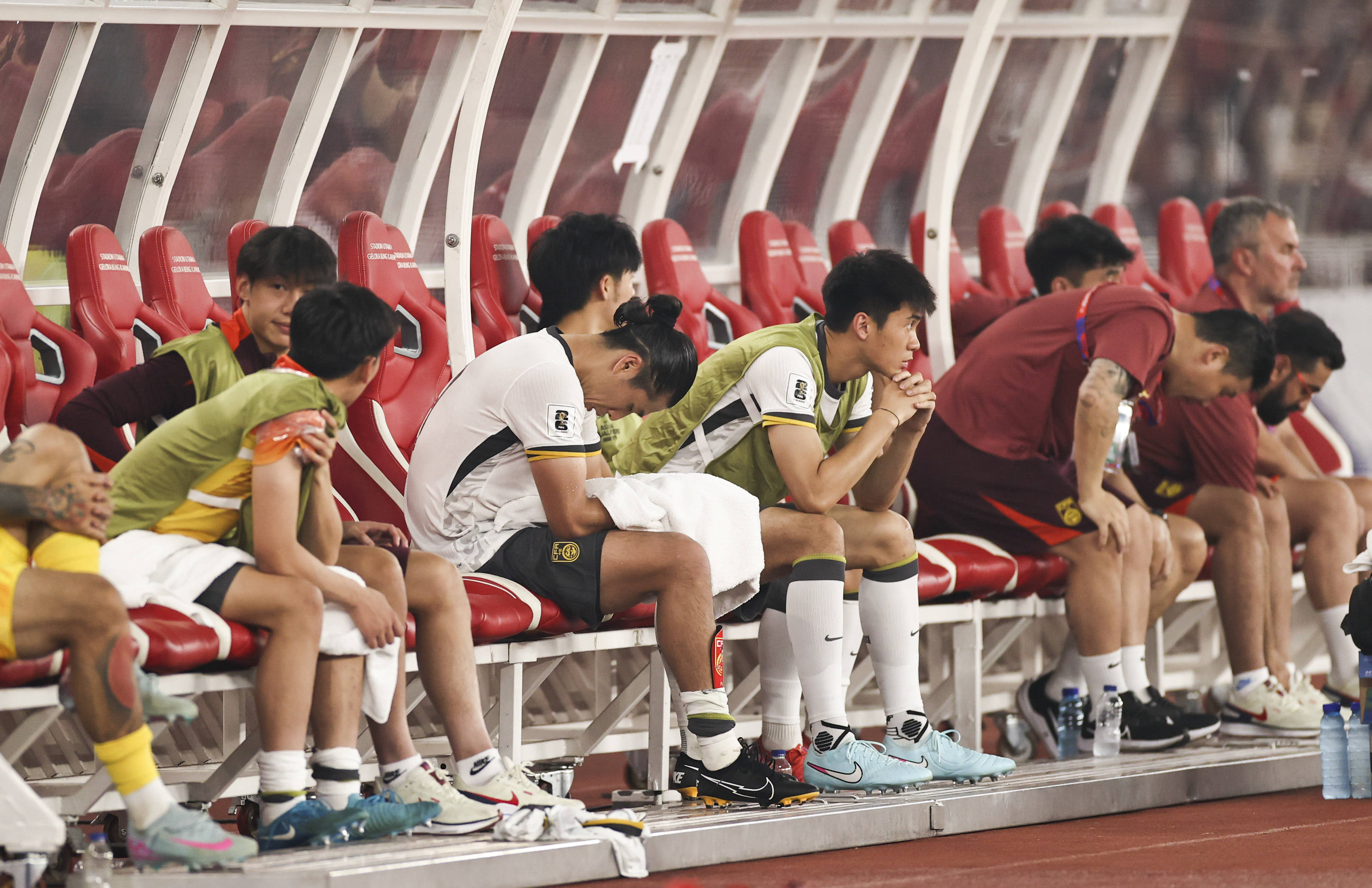 国内足球队在国际赛场中惨遭挫败,形势严峻 国内足球队在国际赛场中惨遭挫败,形势严峻