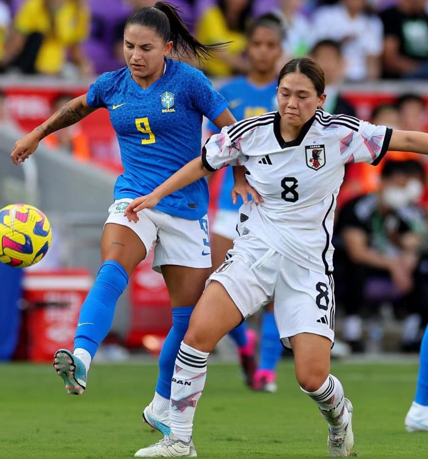 开云APP-美国女足选手在比赛中展现出强大实力