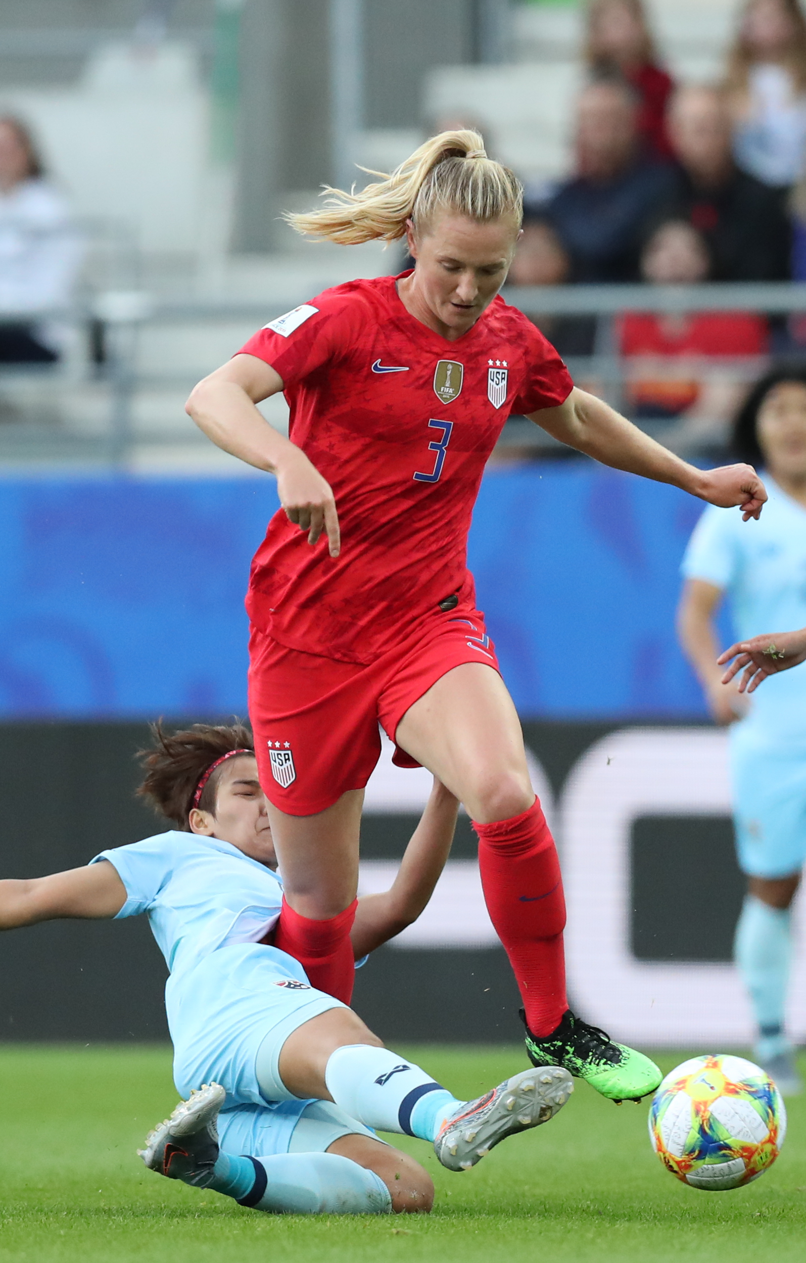 美国女足选手在比赛中展现出强大实力 美国女足选手在比赛中展现出强大实力