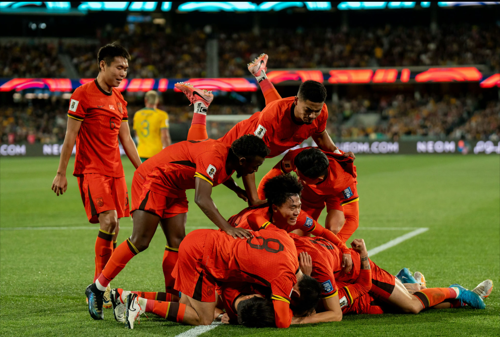 开云体育-国内足球赛事惊险万分，场面紧张刺激(中国足球经典比赛)