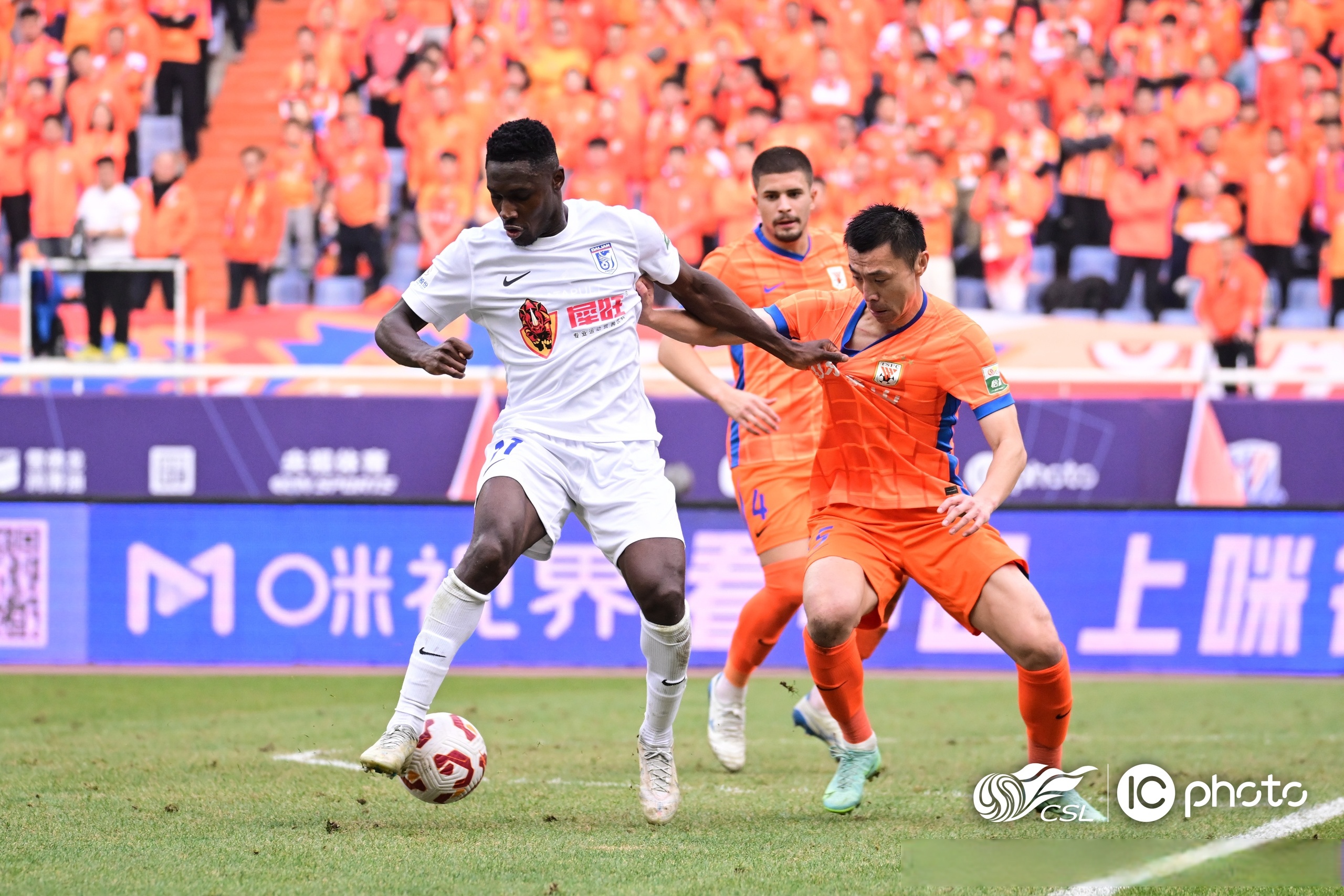 国内足球联赛激战连连,球员状态趋于饱满 国内足球联赛激战连连,球员状态趋于饱满