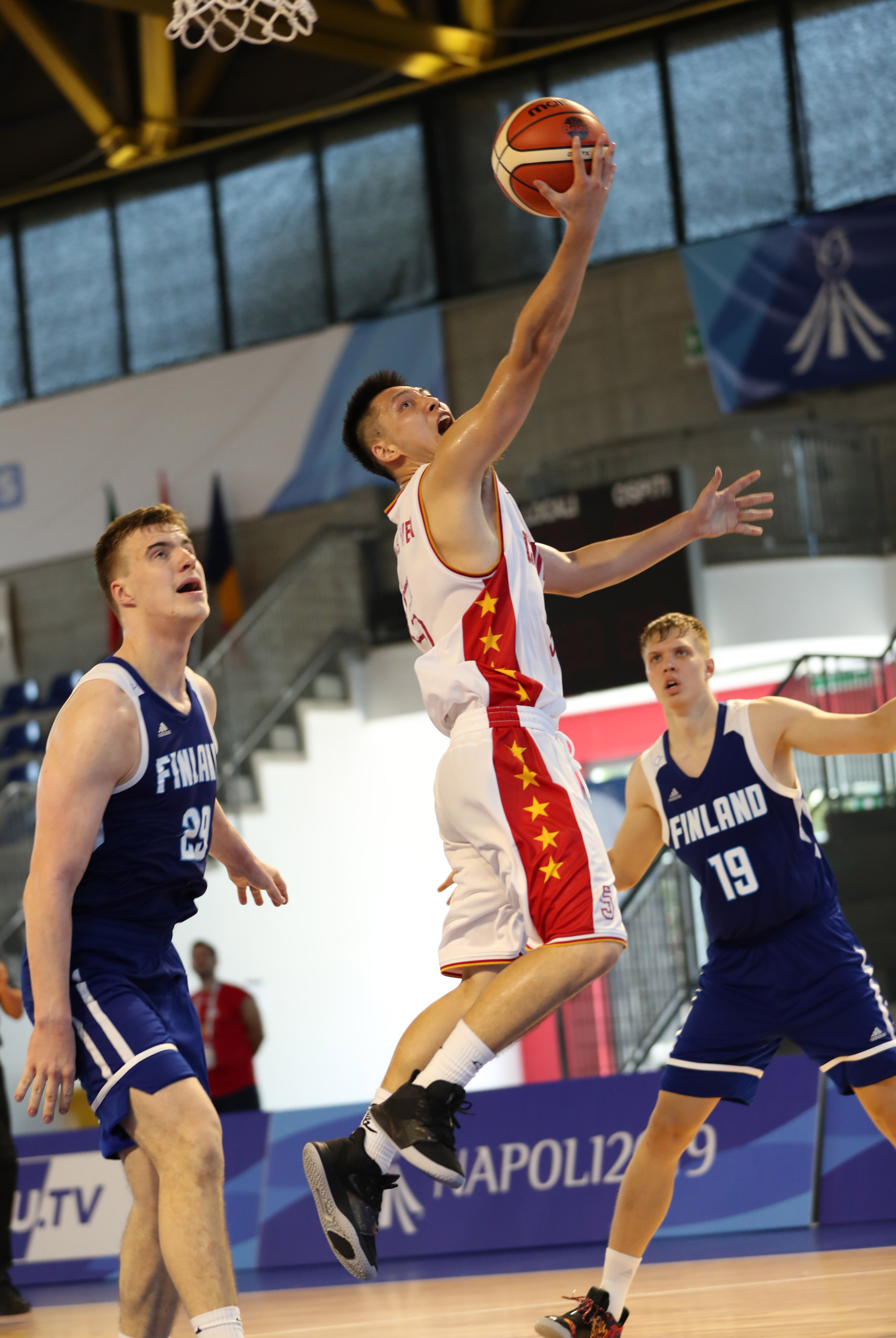 球员在篮球比赛中展现出顶尖水平