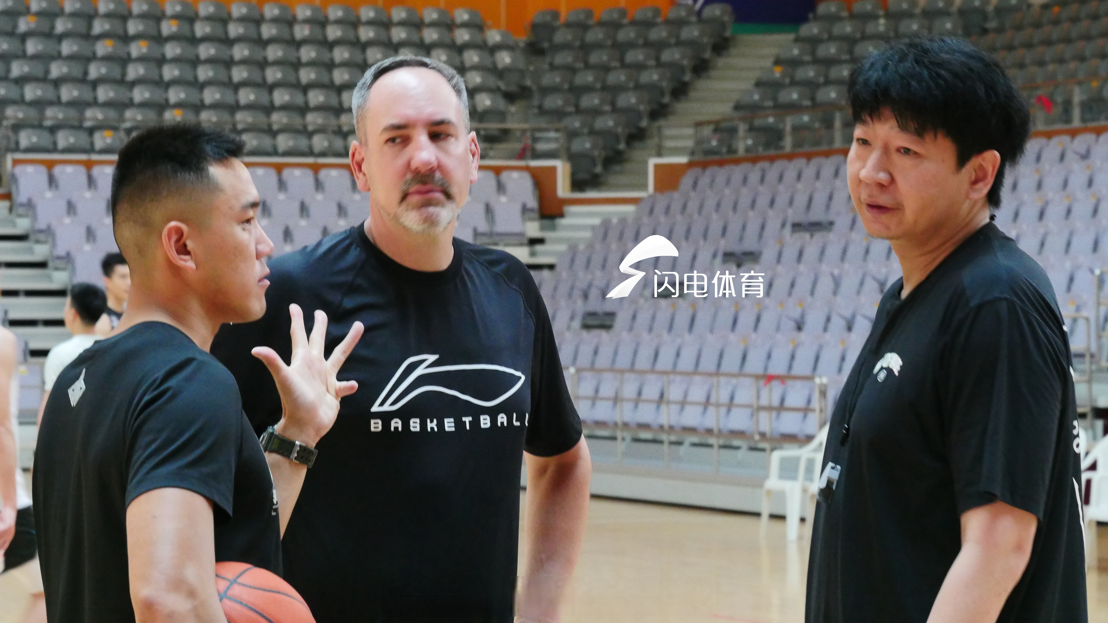 观察球队现阶段备战情况,主教练调整战术(足球训练中的教练员如何观察指导) 观察球队现阶段备战情况,主教练调整战术(足球训练中的教练员如何观察指导)