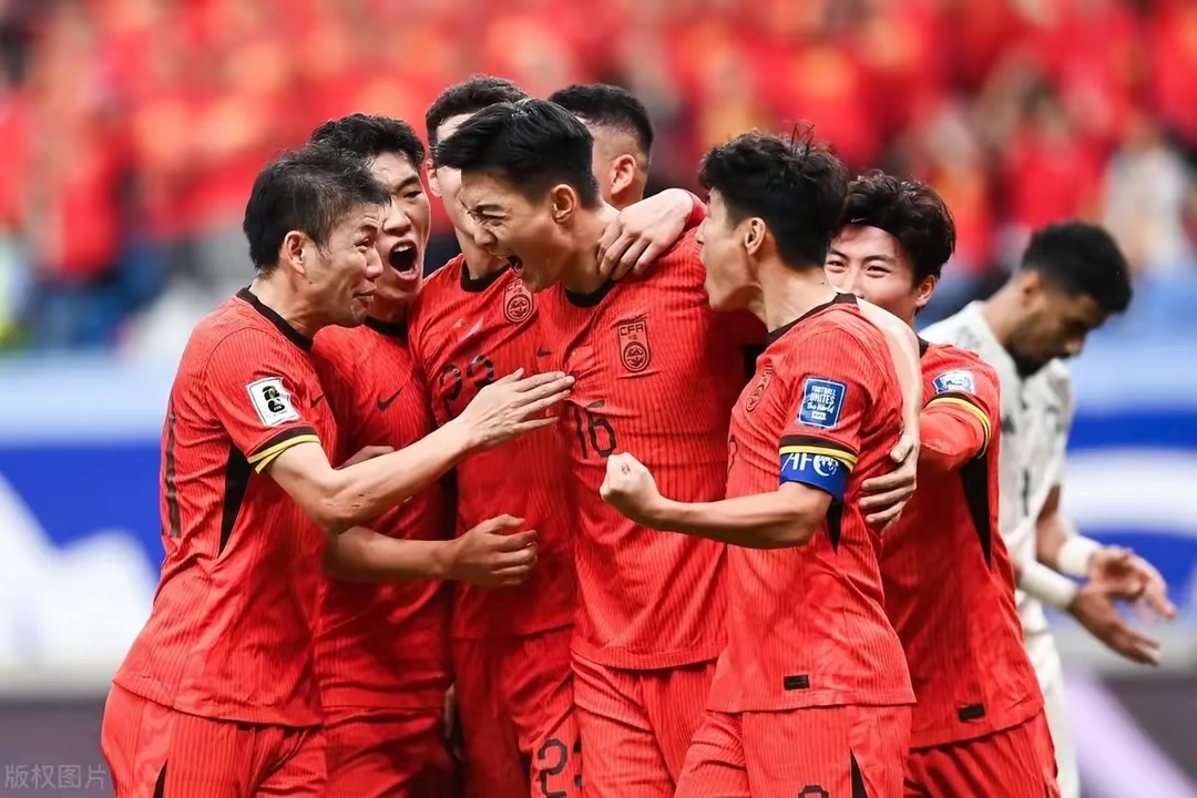 精彩对决吸引众多球迷观看,球员拼尽全力 精彩对决吸引众多球迷观看,球员拼尽全力