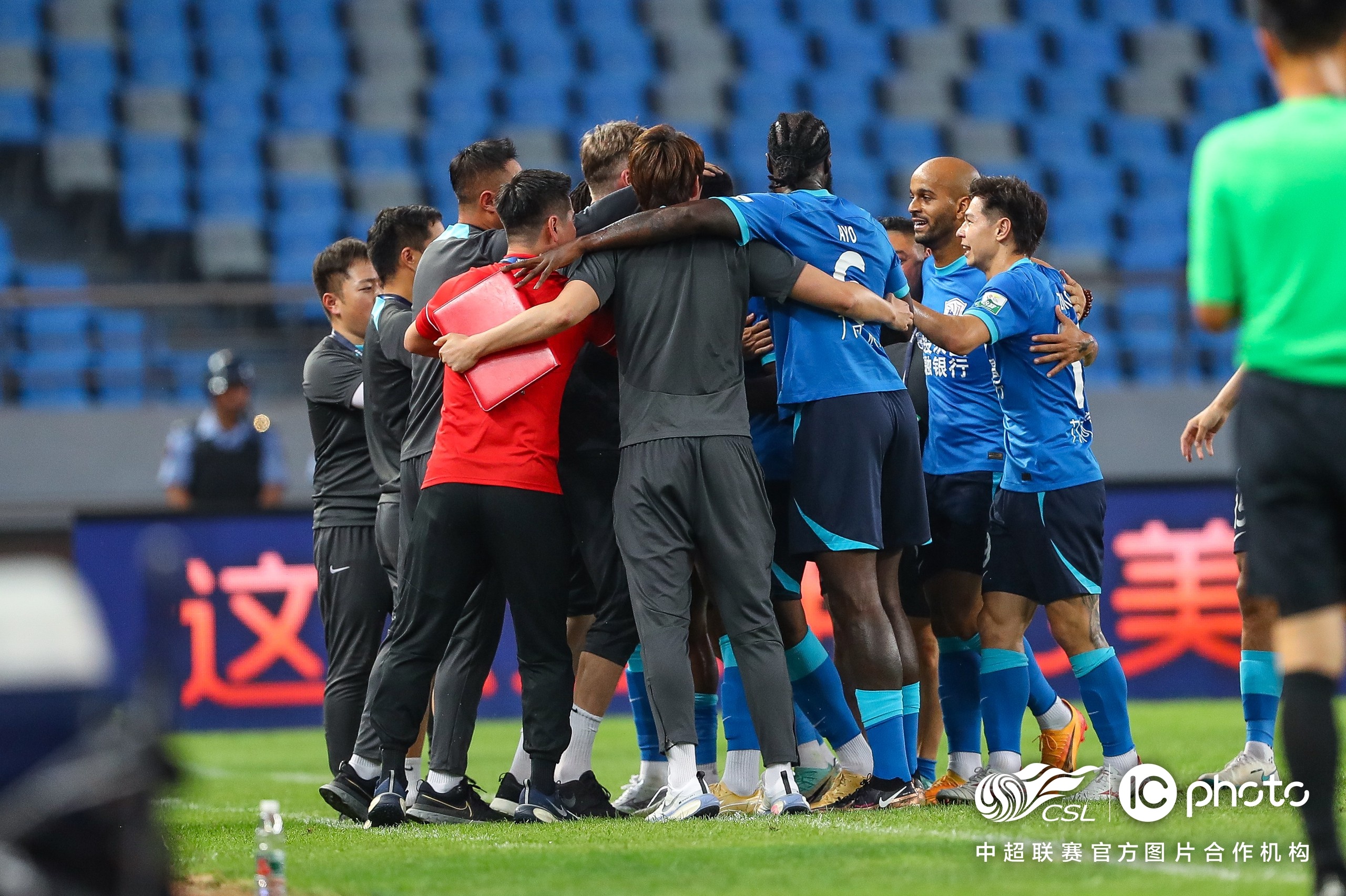 精彩对决吸引众多球迷观看,球员拼尽全力 精彩对决吸引众多球迷观看,球员拼尽全力