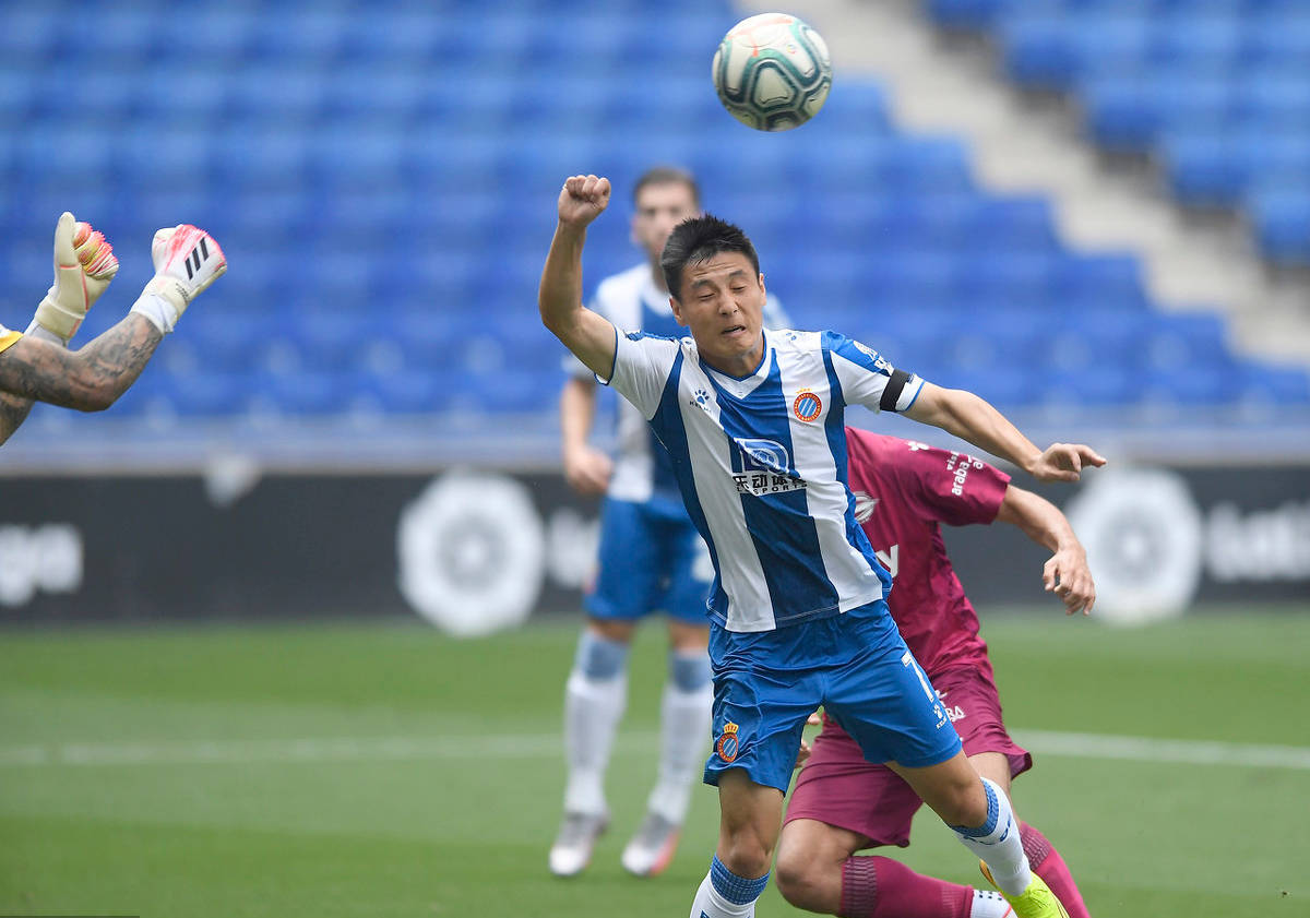 亚眠球员斩获制胜球,帮助球队获胜 亚眠球员斩获制胜球,帮助球队获胜