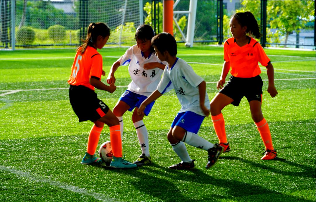 开云体育-足球队员获得掌声，实力表现备受赞誉(足球队员获得掌声,实力表现备受赞誉的句子)